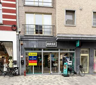 Op zoek naar een commercieel pand met maximale visibiliteit en passage? Dit uitstekend gelegen winkelpand bevindt zich in het bruisende centrum van Aalst, in de onmiddellijke nabijheid van gekende handelszaken en horecazaken zoals Friends, Fnac, Hema en Four Roses. Dankzij deze toplocatie geniet uw zaak van een constante stroom aan potentiële klanten. <strong>KENMERKEN: </strong><span>Oppervlakte: ca. 85 m². </span><span>Geschikt voor diverse commerciële activiteiten. </span><span>Uitstekende zichtbaarheid en bereikbaarheid. </span><span>Gelegen in een levendige winkelstraat. </span><strong>HUURVOORWAARDEN: </strong><span>Huurprijs: € 2.500 / maand. Onroerende voorheffing ten laste van de huurder. S</span>ervicekosten ten laste van de huurder ( 59,86/m² exclusief BTW). Dit pand biedt een unieke kans voor ondernemers die willen investeren in een sterke commerciële aanwezigheid in Aalst. <strong>INTERESSE? </strong>Neem gerust contact op voor meer informatie of een bezoek ter plaatse:info@immodelestre.be of 054 33 62 52. www.immodelestre.be<br />