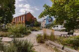 Gezellige stadswoning nabij het historische centrum van Gent.<br /><br />Deze charmante stadswoning is gelegen in de Kaprijkestraat 42 te Gent, op een uitstekende locatie op een boogscheut van het historische centrum van Gent. Rustig gelegen in een doodlopende straat!<br />Dankzij de centrale ligging geniet u van alles wat de stad te bieden heeft: gezellige pleinen (o.a. Park van Ooit), winkels, restaurants, cafés en culturele hotspots bevinden zich op korte afstand.<br />Met een uitstekende Mobiscore van 9,2/10 is deze woning ideaal gelegen voor wie comfortabel en centraal wil wonen zonder afhankelijk te zijn van de wagen.<br /><br />Bij het binnenkomen wordt u verwelkomd in een lichtrijke leefruimte. De grote raampartij aan de voorzijde zorgt voor een aangename natuurlijke lichtinval. Aansluitend bevindt zich de uitgeruste keuken, voorzien van een ingebouwde koelkast, oven, kookplaat en dampkap.<br /><br />De woning werd gerenoveerd en combineert hedendaags comfort met een gezellige stadsuitstraling. Dankzij de grote raampartij en de dakkoepel geniet de woning overal van een aangenaam gevoel van ruimte en licht.<br /><br />Op de eerste verdieping bevindt zich de badkamer met douche en een eerste kamer. Deze ruimte kan flexibel ingericht worden als slaapkamer, gezellige leefruimte, hobbykamer of extra bergruimte.<br /><br />Op de tweede verdieping bevindt zich een tweede open slaap-/zolderkamer, een sfeervolle ruimte met verschillende mogelijkheden.<br /><br />Troeven van deze woning:<br />• Gerenoveerde stadswoning<br />• Uitstekende ligging nabij Gent centrum<br />• Mobiscore 9,2/10<br />• Lichtrijke leefruimte<br />• Moderne uitgeruste keuken<br />• Grote raampartij en dakkoepel voor extra lichtinval<br />• 2 slaapruimtes met flexibele indeling<br />• Nabij Park van Ooit<br />• Ideaal voor starters, ouders met studerende kinderen of investeerders<br /><br />Een ideale woning voor wie op zoek is naar een gezellige en instapklare stadswoning met een uitstekende ligging in Gent.<br /><br />Voor meer informatie of een bezoek contacteer Eva via 0475/69.38.22 of eva@vicusvastgoed.be.