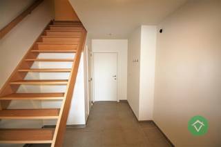 Deze woning is gelegen te Wijnendale (Torhout) en bestaat uit: inkomhal - toilet - living - keuken - wasplaats - berging - garage - terras - tuin - nachthal - 3 slaapkamers, waarvan 1 slaapkamer voorzien is van een bureauruimte - badkamer - zolder. <br /><br />Vrij vanaf 1/10/2026. <br />Huurprijs: 1.025,00 €/mnd.<br />EPC-Label A