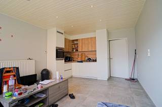 Wenst u betaalbaar te wonen of bent u opzoek naar een betaalbare investering? Dan is dit uw kans! Dit appartement zit in een kleinschalig complex van 8 appartementen. De appartementen worden door de eigenaars zelf beheerd, dus GEEN extra SYNDICUSKOSTEN!  Het appartement is gelegen op de begane vloer. Het beschikt over een lichtrijke leefruimte, een grote badkamer en een slaapkamer. Dit appartement dat gelegen is op een boogscheut van het centrum van Sint-Niklaas is momenteel verhuurd voor 585 euro/maand. Indien u dit appartement aankoopt als uw enige woonst kan u deze bovendien aankopen aan slechts 2% registratie! Bel vandaag nog voor uw afspraak naar 052/ 41.41.94 of contacteer ons via e-mail!<br />referentie: 5480