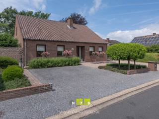<strong>*IN OPTIE* GELIJKVLOERSE WONING MET 3 SLAAPKAMERS OP EEN PERCEEL VAN 8A22CA TE MOLENBEERSEL.</strong><br /><br /><strong>TROEVEN<br /></strong>- Rustig gelegen in Molenbeersel, met vlotte verbinding naar Kinrooi en omliggende voorzieningen.<br />- Nabij Nederlands grens.<br />- Energiezuinige woning met EPC-label B (155 kWh/m²jaar) en zonnepanelen. <br />- Volledig gelijkvloers wooncomfort met een praktische indeling en 3 slaapkamers. <br />- Gelegen op een mooi perceel van 8a22ca met verzorgde tuin, tuinkamer en aangename buitenbeleving.<br /><br /><strong>KELDERVERDIEPING</strong><br />- Kelderruimte (20m²): tegelvloer.<br /><br /><strong>GELIJKVLOERS</strong><br />- Inkomhal (10,80m²): tegelvloer.<br />- Woonkamer (46,10 m²): veel lichtinval, gashaard, tegelvloer.<br />- Keuken (8,84m²): ingericht met onder- en bovenkasten, lades, afwasmachine, combi-oven, koelkast, keramische kookplaat, dampkap, tegelvloer.<br />- Sas (2,40m²): tegelvloer.<br />- Toilet (1,26m²): zittoilet en lavabo, tegelvloer.<br />- Berging (5,85m²): aansluiting wasmachine en droogkast, lavabo, tegelvloer.<br />- Nachthal (6m²): tegelvloer.<br />- Badkamer (6,20m²): ingericht met dubbele lavabo, kolomkast, ligbad, douche, tegelvoer.<br />- Slaapkamer 1 (14,80m²): laminaatvloer.<br />- Slaapkamer 2 (11,34m²): laminaatvloer.<br />- Slaapkamer 3 (9,62m²): laminaatvloer.<br />- Tuinkamer (33,69m²): houten vloer.<br /><br /><strong>VERDIEPING +01</strong><br />- Zolderruimte bereikbaar via zolderluik met vliso trap.<br /><br /><strong>EXTERIEUR</strong><br />- Carport.<br />- Garage.<br />- Beklinkerde oprit.<br />- Charmante tuin met siervijver.<br />- Prieeltje.<br />- Zonneluifel.<br /><br />Bekijkt u deze advertentie via een aanverwante vastgoedsite, surf dan zeker naar onze website www.N78vastgoed.be voor een uitgebreide beschrijving en foto's. Meer info: +32 (0)89 86 18 88 of info@N78vastgoed.be.