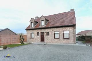 <p>Op een centrale locatie in Opwijk – met een uitstekende verbinding naar Brussel en Dendermonde-Aalst – bevindt zich deze instapklare driegevelwoning met 4 kamers.<br /><br />Indeling gelijkvloers: inkomhal, gastentoilet, ruime lichtrijke woonkamer met haard, een geïnstalleerde open keuken, een praktische berging (wasplaats) en fraaie veranda. Eveneens op het gelijkvloers bevindt zich een eerste slaapkamer/bureaukamer.<br /><br />Op het verdiep: drie ruime slaapkamers waarvan 1 met dressing en de badkamer (bad, lavabo en toilet).<br /><br />Achteraan de woning bevindt zich een zeer fraaie zonnige tuin met terras. Vooraan is er een ruime oprit, geschikt voor meerdere wagens.<br /><br />Deze driegevelwoning is prima onderhouden, en dus een buitenkans voor wie een zeer degelijke, instapklare woning zoekt.<br /><br />De geafficheerde prijs is een instelprijs = BIEDEN VANAF 349.000 euro. <br /><br />Wenst u alvast even binnen te kijken, dit kan via volgende link: https://my.matterport.com/show/?m=Xopnw7Akx9v<br /><br />Meer info en bezoeken: jens@immotijl.be of 052/690.691.</p>