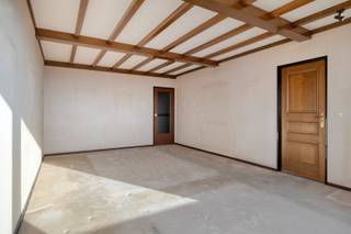 Dit appartement is gelegen op de vijftiende verdieping van een verzorgd gebouw met lift en biedt een comfortabele indeling, veel lichtinval en een gunstige ligging. Indeling: een inkomhal met een ingebouwde kastenwand en een apart toilet. Een ruime en lichtrijke woon- en eetkamer 30m² met aansluitend de keuken, die is uitgerust met een koelkast, een diepvriezer, een elektrisch fornuis, een oven, een microgolfoven en talrijke opbergkasten. Het appartement telt twee slaapkamers van respectievelijk 17 m² en 10 m². De badkamer is voorzien van een bad met douchescherm, een wastafel en een aansluiting voor wasmachine en droogkast. Aan zowel de voor- als achterzijde van het appartement bevindt zich een terras, waar u kan genieten van een prachtig open uitzicht. Troeven: inclusief ondergrondse privatieve autostaanplaats, de gevels zijn recent gerenoveerd, elektriciteit is conform. <br />De algemene kosten omvatten onder andere het privatieve waterverbruik, de collectieve verwarming en het gebruik van de lift. <br />Op wandelafstand van het openbaar vervoer en in de onmiddellijke nabijheid van autosnelwegen, invalswegen, winkels, ontspanningsmogelijkheden en het strand van Sint-Anneke.