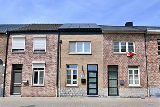 Ontdek deze gezellige en instapklare woning, gelegen in een rustige straat in het centrum van het pittoreske Zoutleeuw. Het huis ligt op wandelafstand van winkels en scholen, alsook op enkele honderden meters van een bushalte.<br /><br />Deze gesloten bebouwing is recent gerenoveerd met het oog voor kwaliteit en detail. Het huis is volledig energetisch in orde gebracht en beschikt over een EPC A-label.<br /><br />De volledige benedenverdieping werd opengetrokken, waarbij de voorkamer afgesloten wordt met een dubbele schuifdeur. Deze voorkamer wordt momenteel gebruikt als praktijkruimte. De achterliggende leefruimte is ingericht met een zithoek en eethoek, alsook een keukenmeubel. Verder vinden we op het gelijkvloers de gerenoveerde badkamer met aansluitingen voor wasmachine en droogkast, een apart gastentoilet en een technische ruimte. De leefruimte geeft uit op het inpandig terras, alsook richting de tuinberging. De tuinberging loopt over in het aangelegd terras met glazen overkapping die volledig opengeschoven kan worden. <br /><br />In de tuin, die overigens helemaal omheind is, genieten we van een landelijk uitzicht. Achteraan de tuin bevindt zich een poortje naar de achterliggende voetweg.<br /><br />Via de houten trap bereiken we de bovenverdieping, met twee ruime slaapkamers. De zolderverdieping kan extra ingericht worden als derde kamer mits het plaatsen van een vaste trap. Momenteel is deze bereikbaar via een vlizotrap.<br /><br />Ben je op zoek naar een instapklaar huis? Aarzel niet en bel ons snel op 011 70 70 19