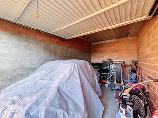 Deze gesloten garagebox is gemakkelijk toegankelijk. Afmetingen 2,7m op 5. Er is geen elektriciteit aanwezig in de garage.