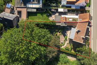 Te moderniseren, doch STRUCTUREEL ZEER DEGELIJK landhuis met grote tuin en garage op een prachtig perceel van 1.194 m². Toplocatie, kortbij het centrum van Ranst. Bestaande uit: zeer ruime en statige inkomhal met vide; apart toilet met handenwasser; voldoende plaats voor vestiaire; woonkamer met authentieke elementen en open haard; eetkamer met kachel; zonnige veranda met directe toegang tot de tuin; deels ingerichte keuken voorzien van keramische kookplaat, oven, dampkap en koelkast; slaapkamer met badkamer en suite voorzien van ligbad met douchecombinatie en dubbele lavabo. Een inpandige garage met aangrenzende berging / wasplaats. Op de verdieping: ruime overloop; polyvalente ruimte (opsplitsing naar meerdere slaapkamers mogelijk); een bergruimte die ook kan ingericht worden tot extra (slaap)kamer. Voorts beschikt de woning over een kelder; oprit en aangelegde tuin met vijver, volgroeide bomen en terras. In de tuin staat een bijgebouw dat kan dienen als tuinhuis, hobbyruimte, ... Centrale verwarming op mazout; ramen met dubbele beglazing; deels rolluiken. Kortom een bijzonder ruime woning, opgetrokken met authentieke en waardevolle materialen! Beschikbaar bij akte. EPC: 1.053 kWh/m² (renovatieverplichting van toepassing).