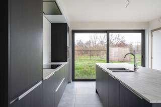 Cette maison semi-mitoyenne, récemment construite, située dans la commune agréable de Beveren, combine espace, confort et art de vivre moderne dans...