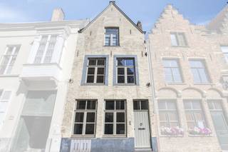 Dit unieke vastgoed in het hart van Brugge biedt een royale bewoonbare oppervlakte van 212 m² op een perceel van 90 m² en combineert ruimte met een moderne, hedendaagse uitstraling. De woning is gelegen in de rustige Moerstraat, een charmante straat die wordt gekenmerkt door haar historische karakter en prachtige authentieke gevels. Op wandelafstand bevindt zich het schilderachtige Sint-Jakobsplein, terwijl tal van restaurants, horecazaken en gezellige ontmoetingsplaatsen u laten genieten van het bruisende en magische stadsleven van Brugge.<br /><br />De woning is toegankelijk via zowel de voordeur als via de Vispoort, waar de rijke geschiedenis van het 16e-eeuwse Godshuis vandaag nog steeds voelbaar is. Bovendien beschikt deze eigendom over een gezellige stadskoer en een ruim terras op de eerste verdieping, waardoor u ook in het centrum van Brugge kunt genieten van aangename buitenruimtes. Deze unieke combinatie van ligging, geschiedenis en buitenruimte maakt van deze woning een uitzonderlijke opportuniteit.<br /><br />Indeling van de woning (212m²): <br /><br />Kelder<br /><br />Gelijkvloers:<br />- Inkomhal<br />- Toilet<br />- Woonkamer<br />- Keuken<br />- Stadskoer (25m²)<br /><br />1e verdieping:<br />- Woonkamer<br />- Terras (7m²)<br /><br />2e verdieping:<br />- Nachthal<br />- Slaapkamer<br />- Badkamer<br />- Toilet<br />- Slaapkamer<br /><br />Zolder<br /><br />Interesse? Aarzel niet om contact met mij op te nemen. <br /><br />Bestuursmaatregelen in het maatregelenregister: nee