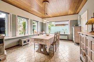 [[ DIT PAND NEEMT DEEL AAN DE ERA OPEN HUIZEN DAG OP 19/9 VAN 17:30 TOT 18:30 ]]
<p><strong>Ligging &amp;amp; indeling</strong><br />Maak dan kennis met deze bungalow in de Stuivenbergstraat in Ertvelde. De woning is gelegen op een perceel van maar liefst 515 m² en werd doorheen de jaren met de nodige zorg en liefde verzorgd. Dankzij de bungalowindeling bevinden de belangrijkste leefruimtes en slaapkamers zich allemaal op één niveau, wat zorgt voor optimaal wooncomfort.</p>

<p>Bij het binnenkomen valt meteen de zeer lichtrijke leefruimte op. Deze staat rechtstreeks in verbinding met de keuken, waardoor een aangename en praktische leefomgeving ontstaat. Verder beschikt de woning over 3 volwaardige slaapkamers, ideaal voor een gezin, koppels die extra ruimte wensen of wie een bureau/hobbyruimte nodig heeft.<br />De zolderverdieping biedt heel wat mogelijkheden en kan naar eigen behoefte worden ingericht. Ook technisch scoort deze woning! Alle ramen werden vernieuwd en voorzien van hoogrendementsglas en de buitenmuren werden geïsoleerd, wat bijdraagt aan de energieprestaties van de woning.</p>

<p>Buiten geniet u van een overdekt terras aansluitend op de leefruimte, ideaal om in alle weersomstandigheden van de tuin te genieten. Daarnaast beschikt de woning over een aparte garage, wat zorgt voor extra parkeermogelijkheid en bergruimte.<br /><br /><strong>Troeven</strong></p>

<ul><li><strong>Perceel van 515 m²</strong></li><li><strong>Degelijk onderhouden bungalow</strong></li><li><strong>Zeer lichtrijke leefruimte met aansluiting op de keuken</strong></li><li><strong>3 volwaardige slaapkamers</strong></li><li><strong>Volledige zolder met tal van mogelijkheden</strong></li><li><strong>Ramen vernieuwd met hoogrendementsglas</strong></li><li><strong>Buitenmuren geïsoleerd</strong></li><li><strong>Aparte garage</strong></li></ul>
UW DROOMWONING? ZO GEVONDEN!<br />