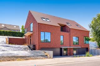 <p><span>Située à deux pas de Louvain, à proximité de toutes les principales voies d'accès et offrant une magnifique vue dégagée sur la vallée de la Voer, nous sommes ravis de vous proposer à la vente cette maison semi-ouverte, qui allie un agencement bien pensé à de vastes espaces de vie. Au niveau de la rue se trouvent le hall d'entrée et un garage spacieux pouvant accueillir deux voitures. Le rez-de-chaussée abrite quatre chambres à part entière, qui offrent toutes un accès direct à une grande terrasse. La chambre parentale dispose d’un dressing privé et d’une salle de bains attenante, tandis que les trois autres chambres partagent une deuxième salle de bains entièrement équipée avec des toilettes séparées. Au niveau du jardin se trouvent des toilettes pour invités et un espace de vie lumineux surmonté d’une mezzanine. Vous y trouverez également une cuisine donnant directement sur une deuxième terrasse et le jardin privatif, ce qui permet une transition harmonieuse entre la vie intérieure et extérieure. Pour un confort de vie accru, tous les étages sont reliés entre eux par un ascenseur. La maison est proposée en état semi-fini. Cela signifie que tous les équipements techniques, la chape et les enduits sont déjà en place, tandis que les finitions intérieures et l’aménagement extérieur peuvent encore être réalisés entièrement selon vos goûts. L'agencement, les installations techniques et la structure du bâtiment sont déjà fixés et ne peuvent plus être modifiés.</span></p><p><span> </span></p>