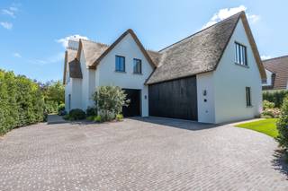 Luxe NIEUWBOUW villa op een schitterende ligging in een rustige en autoluwe straat nabij de Kalfmolen in het Zoute. Bijzonder mooi afgewerkt en voorzien van 4 slaapkamers en 3 badkamers. Personenlift aanwezig! <br /><br />Indeling van de villa: inkomhal met personenlift, gastentoilet en een op maat gemaakte vestiaire. De woonkamer is royaal van afmetingen en kijkt mooi uit op de prachtig aangelegde tuin. In de leefruimte een mooi ingewerkte open haard, parketvloeren en veel maatkasten. Alles smaakvol afgewerkt. Verder een indrukwekkende keuken met prachtig werktablet, Miele toestellen, ingebouwde wijnfrigo en veel kastruimte. De keuken loopt uit in een functionele bijkeuken/wasplaats volledig voorzien van maatkasten. Aansluitend nog de garage. <br /><br />Op de verdieping 4 grote slaapkamers en 3 badkamers. Elke slaapkamer beschikt over ingemaakte kasten. Twee slaapkamers beschikken over een eigen luxe badkamer en de twee overige slaapkamers delen nog een gemeenschappelijke douchekamer. Zolder als extra bergruimte. <br /><br />In de garage en op het eigen terrein voldoende parkeerplaats voor meerdere wagens. De automatische poort en het aanwezige alarmsysteem zorgen voor de beveiliging. De buitenruimte met de tuin, oprit, zonneterrassen, bewateringsysteem werden mooi aangelegd. <br /><br />Nieuwbouw, energiezuinig, beveiligd, comfortabel met personenlift en dit op een schitterende ligging. <br /><br />Bezoeken? Contacteer Willem Cauwels op GSM 0477/60.12.16.