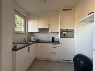 <p><strong><span>Zeer goed onderhouden appartement op de 1ste verdieping (lift aanwezig) met 2 slaapkamers, zuid gericht terras, bovengrondse autostaanplaats, grote garage & kelderberging gelegen te Mol-Rauw! Gemeenschappelijke kosten € 50,00 (forfait). Beschikbaar: 01/01/2027. EPC: 163 kWh/m² (label B).. </span></strong></p>
<p><strong><span><em>Ligging:</em> </span></strong><span>in de nabijheid van winkels, scholen en openbaar vervoer, <span>en met vlotte verbinding naar omliggende gemeenten en de Ring.</span></span></p>
<p><span><strong><em>Indeling:</em> </strong></span><span>inkomhal, woonkamer met open keuken, nachthal, gastentoilet, berging, badkamer, 2 slaapkamers, terras, kelderberging, garage & bovengrondse autostaanplaats.<br /></span><br /><strong><span><em>Omschrijving:</em> </span></strong><span>zeer goed onderhouden appartement op de 1ste verdieping (lift aanwezig). V</span><span>ia de inkomhal, met ingebouwde vestiairekast, kom je in een ruime woonkamer met open keuken, deze is volledig geïnstalleerd met keramische kookplaat, dampkap, koelkast en combi-oven. </span><span>De nachthal geeft uit op 2 slaapkamers, een badkamer met inloopdouche en enkele lavabo in meubel, een apart toilet en een berging met uitstortgootsteen en aansluitingen voor wasmachine en droogkast. </span><span>Achteraan het appartement is er een ruim zuid georiënteerd terras, voorzien van een elektrische zonneluifel.</span><br /><span>Zowel de kelderberging en de privatieve garage zijn van groot formaat en zijn inbegrepen in de prijs, alsook een extra bovengrondse autostaanplaats.</span></p>