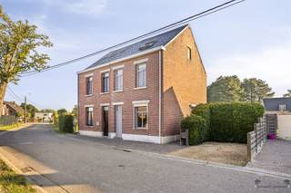 <p><span>Charmante en instapklare halfopen bebouwing in het hart van Eindhout</span></p><p><span>Gelegen in het gezellige hart van Eindhout, vindt u deze charmante en uitstekend onderhouden halfopen bebouwing. Dankzij de centrale ligging bevindt u zich op wandelafstand van scholen, winkels en het openbaar vervoer, terwijl de oprit van de E313 (richting LuikAntwerpen) binnen vijf minuten bereikbaar is. </span></p><p><span>Indeling en woonruimte</span><span><br />De woning beschikt over een gezellige en lichtrijke woonkamer, perfect om samen te komen en te ontspannen. De ruime leefkeuken vormt het hart van het huis, ideaal voor familiediners of gezellige momenten met vrienden. Aansluitend vindt u een praktische wasplaats die het dagelijkse leven nog gemakkelijker maakt. De volledig uitgeruste badkamer is modern afgewerkt en beschikt over alle comfort die u verwacht.</span></p><p><span>Op de verdieping zijn drie slaapkamers voorzien, waardoor er voldoende ruimte is voor een gezin, hobbykamer of thuiskantoor. Daarnaast is er een ruime dressing met maatkasten en een praktische kelder, ideaal voor extra opbergruimte.</span></p><p><span>Buiten en extra voorzieningen</span><span><br />Achteraan de woning ligt een mooi aangelegde tuin met terras, waar u in alle privacy kunt genieten van zon, groen en ontspanning. De inpandige garage biedt toegang tot de achterzijde van het perceel, wat bijzonder praktisch is voor laden en lossen. Aan de voorzijde is er bovendien een openluchtparkeerplaats.</span></p><p><span>Bijzonderheden en extra troeven</span></p><ul><li><span>De woning is instapklaar en uitstekend onderhouden</span></li><li><span>Gebruik van kwalitatieve materialen</span></li><li><span>Inpandige garage</span></li><li><span>Asbestveilig</span></li><li><span>Gunstig EPC </span></li><li><span>Elektriciteit conform de huidige normen</span></li></ul><p><span>Deze woning combineert een rustige, kindvriendelijke omgeving met een centrale ligging en modern wooncomfort. Dankzij de praktische indeling, de mooie tuin en de kwalitatieve afwerking, is dit een ideale woning voor gezinnen én pendelaars die willen genieten van comfort en functionaliteit.</span></p>