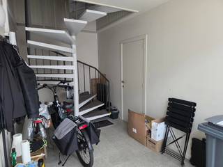 <span><strong>Zeer ruim triplex appartement met 3 slaapkamers in het centrum van Retie.<br /><br /></strong></span>Dit aangename triplex appartement beschikt over een aparte inkomhal met trap naar de leefverdieping. Op de eerste verdieping bevindt zich een ruime en lichtrijke woonkamer met directe toegang tot het deels overdekte terras, ideaal om in alle seizoenen van het buitenleven te genieten. Aansluitend is er de keuken en een afzonderlijk gastentoilet. Op de tweede verdieping bevinden zich drie volwaardige slaapkamers en een badkamer, uitgerust met een ligbad met douchearmatuur en een stijlvol badkamermeubel met dubbele wastafel.<br /><br /><span><strong>Huurprijs</strong></span>: €960,00 per maand.<br /><br /><span><strong>Beschikbaarheid</strong></span>: 1 mei 2026. <br /><br /><span><strong>EPC</strong></span>: 239 kWh/m².