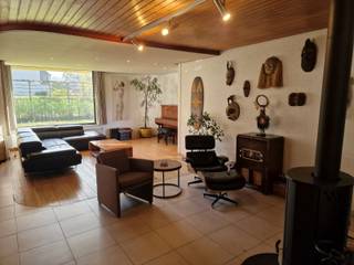 INDIEN U EEN BEZOEK WENST IN TE PLANNEN GELIEVE EEN BEZOEK AAN TE VRAGEN VIA WWW.HILLEWAERE.BE VIA DE RODE KNOP<br />Deze laagbouwvilla met 6 slaapkamers en 2 badkamers is gelegen op een prachtig perceel van 1.738 m² in een rustige en residentiële straat te Mol. De woning omvat een inkomhal met toilet, leefruimte, eetkamer, bureau, keuken, 6 slaapkamers, 2 badkamers met ligbad, bergruimte, kelder en dubbele inpandige garage. <br /><br />Indeling:<br /><br />Woning<br />Vanuit een ruime inkomhal betreedt u deze sfeervolle laagbouwvilla. Hier treft u een afzonderlijk gastentoilet alsook een praktische bureauruimte. Van hieruit heeft u toegang tot de leefkamer. Deze is opgedeeld in een gezellige zithoek en lichtrijke eetkamer. Deze ruimtes baden in natuurlijk licht door de hoge en brede ramen. U geniet hierdoor ook van een prachtig groen zicht op de tuin rondom de woning. De eetkamer staat in verbinding met de keuken. De keuken is uitgerust met een kookplaat, dampkap, koelkast, oven en vaatwasmachine. Verder heeft u hier toegang tot de praktische koele kelder. Langs de keuken is er tevens een aparte ruimte die kan gebruikt worden als extra zithoek of eethoek. U heeft ook van hieruit toegang tot een zonovergoten terras. De nachthal biedt toegang tot de vier ruime slaapkamers, alsook de badkamer met douche en dubbele wastafel. De masterbedroom staat in verbinding met de tweede badkamer met bad. Verder een dubbele inpandige garage en een aparte bergplaats. Hier vindt u de aansluitingen voor wasmachine en droger alsook de volledige technische installatie van de woning.<br />Op het eerste verdiep zijn er nog 2 ruime slaapkamers aanwezig.<br /><br />Terras en tuin:<br />De woning staat centraal op het perceel. Hierdoor geniet u van tuin en terras rondom de volledige woning. Aan de eetkamer en keuken treft u een overdekt terras waar u geniet van de zon. Aan het terras ligt ook het verwarmde zwembad. <br />Verder nog een praktische tuinberging voor enerzijds opslag van al uw tuinmateriaal en anderzijds een aparte douche en sauna gekoppeld aan het zwembad.<br /><br />Bijzonderheden:<br />* Rustige, groene ligging <br />* Zwembad<br />* Zonnepanelen<br />* Sauna