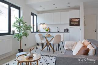 Laatse unit te koop met mooi rendement<br />Stap binnen in dit smaakvol afgewerkte appartement, gelegen in een klasse vol gerenoveerd gebouw op wandelafstand van het centrum van Edegem.<br />De inkomhal biedt directe toegang tot de moderne open keuken, volledig uitgerust met hoogwaardige Siemens-toestellen — ideaal voor een ochtendkoffie.<br />De lichtrijke leefruimte met lichte tegelvloer straalt warmte uit en geeft toegang tot twee slaapkamers. De badkamer is praktisch ingericht met een ruime inloopdouche, een lavabomeubel en een toilet. Het appartement beschikt over een bergruimte in de droge kelder voorzien van fietsenstalling.<br />In het gebouw zijn nog twee andere units te koop- slechts 1 unit over<br />Aankoop aan 2% registratierechten voor de eerste aankoop.