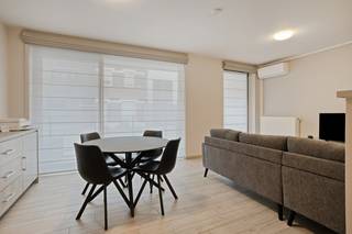 Ontdek dit instapklare en energiezuinige appartement met één slaapkamer en staanplaats, ideaal voor wie comfortabel en zorgeloos wil wonen. Het appartement beschikt over een lichtrijke leefruimte met aangename indeling, een moderne en volledig uitgeruste keuken, een ruime slaapkamer en een verzorgde badkamer.Dankzij de energiezuinige voorzieningen geniet u van een laag energieverbruik en optimaal wooncomfort. De staanplaats zorgt bovendien voor extra gemak en comfort.Gelegen op een gunstige locatie, in de nabijheid van winkels, openbaar vervoer en belangrijke invalswegen, combineert dit appartement een rustige woonomgeving met een uitstekende bereikbaarheid. Perfect als eigen woonst, startersappartement of interessante investering.