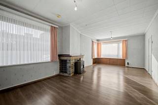 Uitstekend gelegen halfopen bebouwing met ruime oprit, 3 slaapkamers en uitgestrekte tuin Dit betreft een te renoveren gezinswoning met enorm...