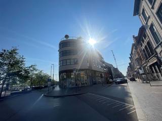 *** BOOK YOUR APPOINTMENT ONLINE AT www.immodeprins.be ***Centrally located apartment near the station with car parking. The apartment includes...