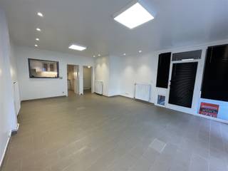 <p><span>Centraal gelegen gelijkvloers appartement : Ruime living, keuken, toilet, slaapkamer, badkamer en grote kelder. Geen algemene onkosten. Vrij op 01/11/2026. Voor info of bezoek, bel 056.21.58.00 of www.immo-lvb.be, naar pand gaan en via agenda de afspraak inboeken.</span></p>