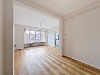 <p><span>Dit aangename en instapklare appartement geniet van een uitstekende ligging nabij Gent-Zuid en het gezellige Muinkpark, met het historische centrum van Gent op wandel- en fietsafstand. Dankzij de nabijheid van verschillende openbaarvervoersmogelijkheden en de vlotte bereikbaarheid met de wagen, combineert deze woonst een centrale ligging met optimaal wooncomfort.</span></p><p><span>Bij het binnenkomen wordt u verwelkomd in de lichtrijke woonkamer van ca. 24 m², afgewerkt met een authentieke visgraatvloer en een charmante sierhaard die voor extra sfeer zorgt. De recent gerenoveerde keuken is uitgerust met een oven, microgolfoven, koelkast en diepvries, elektrische kookplaat en dampkap.</span></p><p><span>Verder beschikt het appartement over een vernieuwde badkamer met inloopdouche, wastafel en badkamermeubel. De ruime slaapkamer van ca. 18 m² biedt veel comfort en wordt aangevuld met een extra kamer van ca. 9m² die perfect kan dienen als bureau, dressing of hobbyruimte. In deze ruimte bevindt zich eveneens de aansluiting voor een wasmachine.</span></p><p><span>Aansluitend aan de kamers bevindt zich een aangenaam terras. De inkomhal beschikt bovendien over een praktische ingebouwde kast die extra bergruimte biedt.</span></p><p><span>Tot slot zijn er nog een private kelderberging en een gemeenschappelijke fietsenstalling aanwezig.</span></p><p><span>Een ideale woonst voor wie op zoek is naar een verzorgd appartement op een toplocatie nabij het bruisende centrum van Gent. </span></p>