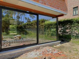 Op zoek naar een energiezuinige nieuwbouwwoning op een rustige locatie met een uitstekende bereikbaarheid? Dan is deze stijlvolle vrijstaande BEN-woning aan de Dopheidelaan 15 in Brecht precies wat u zoekt. Gelegen op minder dan 2 kilometer van het centrum van Sint-Job-in-'t-Goor geniet u van een ideale combinatie van rust, natuur en dagelijkse voorzieningen. Winkels, horeca, scholen, kinderopvang en openbaar vervoer bevinden zich vlakbij. Bovendien liggen het kanaal Schoten-Dessel en de Brechtse Heide op korte afstand, perfect voor wie houdt van wandelen, fietsen en groen.<br /><br />Vanaf het moment dat u de woning binnenstapt, valt de doordachte indeling meteen op. De ruime inkomhal vormt het centrale vertrekpunt en geeft toegang tot alle leefruimtes op het gelijkvloers.<br /><br />Het hart van de woning wordt gevormd door de leefruimte van maar liefst 45 m². Dankzij de grote raampartijen geniet deze ruimte van een overvloed aan natuurlijk licht en een mooi zicht op de tuin. De open indeling zorgt voor een aangename verbinding tussen wonen, eten en koken. ER wordt een open keuken met kookeiland voorzien . Hier is voldoende plaats voorzien voor wie graag kookt, gasten ontvangt of samen met het gezin geniet van gezellige momenten. Praktisch comfort wordt verder verzekerd door een ruime berging/wasplaats en een apart gastentoilet. Op de verdieping staat ruimte centraal. De masterbedroom beschikt over een eigen dressing, samen goed voor bijna 30 m² wooncomfort. Daarnaast zijn er nog twee volwaardige slaapkamers van respectievelijk 15 m² en 14 m². Een extra troef is de royale bureau- of hobbyruimte. Deze veelzijdige ruimte kan perfect dienen als thuiswerkplek, speelkamer, fitnessruimte of zelfs als vierde slaapkamer. Ook qua sanitair werd gekozen voor comfort en privacy. De woning beschikt over twee volledig ingerichte badkamers, elk voorzien van een douche, badkamermeubel en toilet. Ideaal voor grotere gezinnen of voor wie graag extra comfort geniet in de dagelijkse routine.<br />Deze bijna-energieneutrale woning werd ontworpen volgens de nieuwste energienormen en behaalt een beoogd E-peil lager dan 15, ruim onder de wettelijke BEN-norm: Geothermische warmtepomp - 14 zonnepanelen - Ventilatiesysteem D met warmterecuperatie - Vloerverwarming op alle niveaus - Passieve koeling - Domotica voor basissturing van de verlichting - Niko-videofoon met smartphonebediening<br /><br />Dankzij deze duurzame installaties geniet u niet alleen van een aangenaam binnenklimaat, maar ook van een bijzonder laag energieverbruik en een toekomstgerichte woning die klaar is voor de komende generaties. De woning wordt uitgevoerd in een hedendaagse architectuur met een lichte crepi-gevel en zwart aluminium buitenschrijnwerk. De afwerking kan bovendien grotendeels afgestemd worden op uw persoonlijke voorkeuren dankzij de voorziene keuzebudgetten voor keuken, badkamers, vloeren en buitenaanleg.<br /><br />Deze vrijstaande BEN-woning combineert een rustige ligging, een doordachte gezinsvriendelijke indeling, hoogwaardige technieken en een uitzonderlijke energieprestatie. Een ideale thuisbasis voor wie comfortabel, duurzaam en toekomstgericht wil wonen in een groene omgeving met een uitstekende verbinding naar Antwerpen en de omliggende gemeenten.<br /><br />Interesse? Neem contact op voor meer informatie, plannen of een persoonlijk gesprek over deze prachtige nieuwbouwwoning in Brecht.