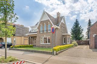 Bent u op zoek naar een <strong>karaktervolle open bebouwing</strong> met een prachtige tuin, op een uitstekende locatie <strong><span>nabij Leuven</span></strong>?<br />Welkom in de Wakkerzeelsebaan 10 te Wijgmaal.<br /><br />Deze charmante open bebouwing uit 1962 werd <strong>degelijk en stevig</strong> opgetrokken en staat op een mooi perceel van <strong>8a78ca</strong>. De woning is te renoveren maar biedt dankzij haar goede basis, aangename volumes en authentieke karakter heel wat mogelijkheden om er een hedendaagse gezinswoning van te maken.<br />Op het gelijkvloers bevinden zich de grote leefruimtes met een aangename lichtinval. De verdieping telt <strong>drie volwaardige slaapkamers en een badkamer</strong>.<br />Een absolute troef is de <strong><span>ruime en groene tuin</span></strong>. Hier is plaats genoeg om te ontspannen, te spelen, te tuinieren of gewoon te genieten van de rust en privacy. Ook de <strong>grote garage</strong> is een mooie meerwaarde en biedt naast plaats voor een wagen ook ruimte voor fietsen, opslag of een werkatelier.<br />En dan is er nog de ligging. De woning bevindt zich <strong><span>vlak bij de Vaart en het jaagpad</span></strong>. Hierdoor bereikt u Leuven vlot en aangenaam met de fiets. Ook richting Mechelen vormt het jaagpad een prachtige fietsverbinding.<br />Ideaal voor wie graag groen en rustig woont maar Leuven toch binnen handbereik wil houden.<br /><br />Een solide woning, een prachtig perceel en vooral heel veel potentieel op een bijzonder aangename locatie.<br />Boek uw bezoek met Philippe via onze website (knopje <span>bezoekmoment</span>)
