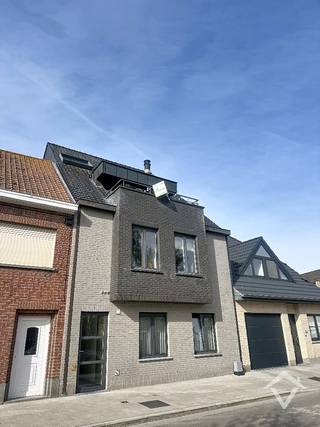 Appartement op het tweede en derde verdiep, bestaande uit: inkomhall - living met open keuken - berging - 1 slaapkamer met bureauruimte - wc - badkamer met lavabo/bad/aparte douche - 2 terrassen (voorkant app. 7,50 m² en achterkant app. 4 m²). <br /><br />De keuken is voorzien van: elektrisch fornuis, dampkap, vaatwas, frigo met diepvriesvak, microgolf combi-oven. Overal inbouwspots, de ruimten zijn voorzien van TV-distributie, internetaansluiting en surround-systeem. <br /><br />Centrale ligging te Koekelare (De Mokker) met alle mogelijkheden van openbaar vervoer en winkels zoals bakkerij/beenhouwerij/apotheek. <br /><br />Vrij vanaf 1/01/2027. Huurprijs 625 €/mnd (syndickosten inbegrepen).