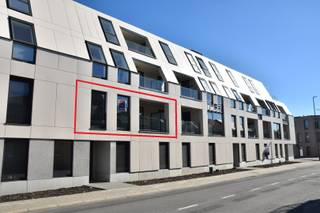 Appartement in residentie Moerenpoort met volgende eigenschappen:<br />° wonen in een verzorgde residentie<br />° gelegen aan zowel de rand van het centrum, als aan natuurpunt De Kevie<br />° zicht op de Jeker vanuit de woonkamer en één slaapkamer<br />° Nieuwbouwproject oplevering begin 2026<br /><br />INDELING:<br />° Niveau -1:<br />Kelderberging nr 5 - autostaanplaats nr 9<br /><br />° Niveau +1:<br />Inkomhal - gastentoilet - living - keuken - terras - badkamer - berging - 2 slaapkamers.<br /><br />Vraag een bezichtiging aan via de knop 'Ik ben kandidaat', die u enkel zal terugvinden op de rechtstreekse website van confideo-immo.