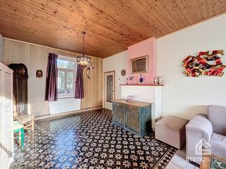 PLUSPUNTEN:<br />+ Ruim perceel van maar liefst 1.322 m²<br />+ Bewoonbare oppervlakte van 133 m²<br />+ 3 Slaapkamers<br />+ Tal van mogelijkheden dankzij het grote perceel<br />+ Interessante renovatiekans met veel potentieel<br />+ Gelegen in een rustige buurt<br />+ Omgeven door groen en natuur<br /><br />Deze woning stond eerder in optie, maar is opnieuw vrijgekomen. Grijp deze tweede kans en plan snel je bezoek!<br /><br />ALGEMEEN:<br />In het groene en rustige Kaulille, een deelgemeente van Bocholt, vind je deze charmante woning aan de Kleine Marsestraat 38. Wie houdt van privacy, natuur en een landelijke omgeving, voelt zich hier meteen thuis. Het ruime perceel van maar liefst 1.322 m² omarmt de woning met openheid en rust, terwijl het huis zelf een warme basis vormt voor wie graag renoveert en toekomstplannen maakt.<br /><br />Bij het binnenkomen merk je meteen de authentieke sfeer die het pand met zich meebrengt. De leefruimtes kijken uit op het groene kader rondom het huis. De keuken en woonkamer vormen een fijne thuisbasis, terwijl de bovenverdieping drie volwaardige slaapkamers telt, ideaal voor een jong gezin of wie graag extra ruimte heeft voor hobby’s of logees.<br /><br />Dit is een woning voor mensen die dromen van een eigen plek op het ritme van het buitenleven. De rustige straat, het weidse uitzicht en de zachte stilte van de omgeving zorgen dagelijks voor dat vakantiegevoel. Tegelijk woon je op korte afstand van alle voorzieningen van Bocholt, waardoor praktisch comfort hand in hand gaat met landelijk wonen.<br /><br />Met zijn solide basis en overvloed aan potentieel biedt dit pand een ideale kans voor wie met zorg en visie een karaktervolle woning wil omtoveren tot een hedendaags en gezellig thuis. Een plek waar rust, ruimte en mogelijkheden perfect samenkomen.<br /><br />INDELING:<br />-0: kelder<br />+0: inkomhal, badkamer, keuken, woonkamer<br />+1: nachthal, 3 slaapkamers<br /><br />FINANCIERING:<br />Opgelet: voor woningen gelegen in België zijn enkel Belgische hypotheken mogelijk. Maak tijdig een afspraak zodat u zich op voorhand kan bevragen over de mogelijkheden.<br />Kandidaat-kopers die hun financiële plaatje al hebben voorbereid, wekken altijd meer vertrouwen.<br /><br />SUCCESVOL VERKOPEN?<br />Dankzij succesvolle transacties zijn wij steeds op zoek naar nieuw aanbod voor onze zoekende kandidaat-kopers en -huurders. Overweegt u te verkopen of te verhuren? Informeer vrijblijvend naar onze werkwijze.<br /><br />HOUD ME OP DE HOOGTE:<br />Niet gevonden wat u zocht? Schrijf u gratis in op onze website zodat u vrijblijvend op de hoogte wordt gebracht van nieuw aanbod: https://www.immosign-plus.be/nl/hou-me-op-de-hoogte/ .<br /><br />INFO & BEZOEK:<br />🔑 Een woning die je moet ervaren om volledig te waarderen. Neem vandaag nog contact met ons op voor een bezichtiging en laat je betoveren door de charme van deze unieke eigendom. Contacteer ons op +32 89 87 03 67 of mail naar info@immosign-plus.be voor het maken van een vrijblijvende afspraak.