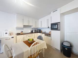 Cet appartement prêt à emménager situé au rez-de-chaussée d'Ostende vous offre le confort ultime de la ville dans un environnement confortable. Cet appartement dispose d'un espace de vie confortable, d'une chambre et d'une salle de bains avec douche et lavabo. L'emplacement central d'Ostende en fait le point de départ idéal pour ceux qui souhaitent avoir tout à portée de main.Disposition :- Hall d'entrée- Espace de vie spacieux avec cuisine ouverte- Chambre- Salle de bain avec douche- Rangement- Toilettes séparéesAvantages :-Appartement au rez-de-chaussée (sans escalier)- Emplacement central à Ostende- Chauffage central au gaz naturelÊtes-vous intéressé par cette propriété à louer à Ostende ? Rendez-vous sur le site www.dewaele.com, cliquez sur le bien que vous souhaitez louer. À l'aide du bouton rouge « demandez votre visite », nous vous demandons de remplir brièvement un profil. Ensuite, nous vous contacterons pour une visite. Les rendez-vous ne peuvent pas être pris par téléphone.Les images générées par l’IA sont fournies en guise d'inspiration. Elles ne tiennent pas compte des spécifications techniques, ni des renseignements urbanistiques, ni des possibilités concrètes de réalisation.