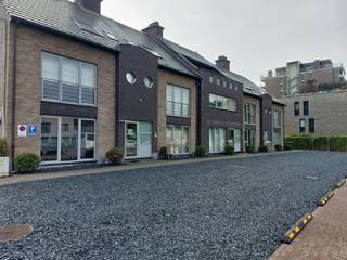 <strong>Dit appartement is beschikbaar vanaf 1 december 2026! Vroeger is bespreekbaar!<br />Geen vaste kosten!!</strong><br /><strong>Inclusief 2 parkeerplaatsen!</strong><br /><br />Dit gelijkvloerse appartement beschikt over twee slaapkamers, een aangename leefruimte met keuken en een ruim terras aan de zijde van de slaapkamers.<br /><br />Verder zijn er twee autostaanplaatsen en twee kelderbergingen aanwezig, wat zorgt voor de nodige praktische opbergruimte.<br /><br />Het appartement is gelegen op fietsafstand van het centrum van Hasselt en heeft dankzij de nabijheid van de autosnelweg een vlotte verbinding met de omliggende gemeenten en steden.<br /><br />Een praktisch appartement op een gunstige locatie, ideaal voor wie rustig wil wonen en toch dichtbij Hasselt wil zijn.<br /><br /><strong>Word jij de bewoner van dit prachtig appartement? Surf naar www.vdv-vanderveken.be, kies bij “TE HUUR” voor dit pand en vul de kandidatenfiche in (klik in het gouden balkje op “Ik wil dit pand graag huren!”). Wij contacteren je voor een afspraak! </strong>