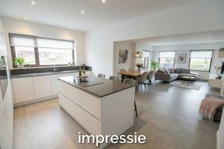 Top gelegen laagbouwwoning met vele mogelijkheden! Deze woning is toe aan een grondige renovatie en is dus ideaal voor de kandidaat die dit...