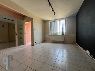 Aan de rand van Zottegem vinden we deze te renoveren woning, bestaande uit een leefruimte, met toegang tot het terras en de tuin, een keuken, veranda en badkamer. Op het verdiep zijn er 3 slaapkamers voorzien en een nachttoilet. De zolder is bereikbaar via een vaste trap en ingericht als kamer. Achteraan is er een tuin en ruime tuinberging. Naast de woning treffen we nog een ruime garage. Deze woning beschikt eveneens over een kelder. cv op propaangas en reeds dubbele beglazing. Mits de nodige renovaties om te toveren tot een gezellige gezinswoning! Voor meer inlichtingen of een bezoek, contacteer Veronique 0483/676579