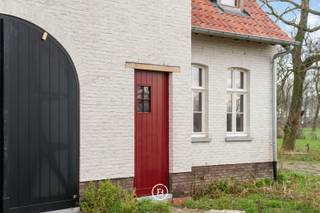 Nieuwbouwwoning op een perceel van 280 m², rustig gelegen in het landelijke polderdorp Lapscheure. Deze woning wordt afgewerkt met kwaliteitsvolle materialen volgens een tijdloos ontwerp van architect Peter Bovijn – Watelle, en combineert modern comfort met een open zicht op de omgeving.<br /><br />Bij binnenkomst via de inkomhal met gastentoilet komt u in de ruime woonkamer, waarin leef-, eet- en keukenruimte naadloos in elkaar overlopen. Een houthaard kan voorzien worden voor extra sfeer, terwijl de warmtepomp zorgt voor energiezuinig en duurzaam wonen. Aansluitend vindt u een praktische berging met toegang tot de tuin en de garage.<br /><br />Op de eerste verdieping geeft de nachthal toegang tot vier slaapkamers. De masterslaapkamer beschikt over een dressingruimte en een eigen badkamer, terwijl een tweede badkamer bereikbaar is vanuit de nachthal. Daarnaast is er een apart toilet en een extra berging voorzien.<br /><br />Het zolderverdiep omvat een technische ruimte en een aparte berging, met mogelijkheden voor extra inrichting naar eigen wens.<br /><br />Deze woning biedt een ideale combinatie van rustig, landelijk wonen met moderne, energiezuinige afwerking en comfort.