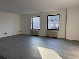 Appartement rénové de 2 pièces comprenant 2 chambres, un séjour avec cuisine ouverte, une terrasse, une salle de bains, un hall d'entrée avec WC.Possibilité d'acheter un emplacement de parking pour 15.000 eurosProche des commerces, des transports en commun et à distance de marche du centre ville de Malines et du Tivolipark.