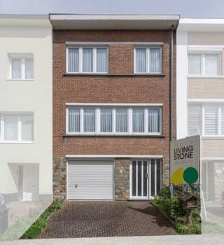 <p>Deze mooie en goed onderhouden bel-etagewoning is gelegen in een aangename en rustige wijk in Groot-Bijgaarden, met een uitstekende bereikbaarheid en tal van voorzieningen in de onmiddellijke omgeving. Dankzij de praktische indeling, de gezellige tuin en de gunstige ligging vormt deze woning een ideale thuis voor wie comfortabel wil wonen met alle voorzieningen binnen handbereik.</p><p> </p><p>De eerste verdieping vormt het centrale leefgedeelte van de woning en beschikt over een aangename en lichtrijke leefruimte met een gezellige salon en eetplaats. Aansluitend bevindt zich de geïnstalleerde keuken, die rond 2005 werd vernieuwd. </p><p> </p><p>Een verdieping hoger bevinden zich drie slaapkamers en een douchekamer. </p><p>Deze verdieping biedt een functionele indeling en voldoende ruimte voor een gezin, maar kan uiteraard ook worden aangepast aan uw persoonlijke noden, bijvoorbeeld als bureau, dressing of hobbyruimte.</p><p>Via een uittrekbare trap bereikt u bovendien de ruime zolder, ideaal als extra stockage- en bergruimte. </p><p> </p><p>Het gelijkvloers omvat een inkomhal die toegang biedt tot de garage met automatische poort, een praktische wasplaats, een apart toilet en een berging die tevens dienst doet als technische ruimte voor de gasverwarmingsinstallatie. Vanuit dit niveau heeft u bovendien rechtstreeks toegang tot het terras en de onderhoudsvriendelijke, gezellige tuin. </p><p> </p><p>De ligging vormt eveneens een belangrijke troef. De woning bevindt zich in een fijne woonwijk in Groot-Bijgaarden, nabij winkels, scholen en openbaar vervoer. Ook het station van Dilbeek en de belangrijke invalswegen zijn vlot bereikbaar, wat zorgt voor een goede verbinding met de omliggende gemeenten en Brussel.</p><p> </p><p><strong>Kortom, een verzorgde en praktische gezinswoning met drie slaapkamers, garage, tuin en heel wat bergruimte, op een gunstige locatie in Groot-Bijgaarden. Een bezoek waard!</strong></p>