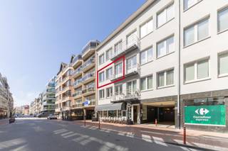 <strong>Knokke: Instapklaar lichtrijk appartement op toplocatie te koop met 2 volwaardige slaapkamers in het centrum van Knokke.</strong><br /><br />Ontdek dit charmante en instapklare appartement, ideaal gelegen aan de Bayauxlaan 4 in Knokke. Dankzij de centrale ligging bevindt u zich op wandelafstand van het bruisende centrum, de zeedijk, Dumortierlaan, en tal van gezellige restaurants en winkels. Perfect als vaste woonst, tweede verblijf aan zee of als investering.<br /><br /><strong>Indeling:</strong><br />Inkomhal met ingemaakte kasten, ruime en lichtrijke leefruimte met toegang tot het terras vooraan, open keuken voorzien van alle apparatuur, berging, badkamer met inloopdouche, apart toilet, 2 volwaardige slaapkamers.<br /><br /><strong>Troeven:</strong>
<ul><li>Centrale ligging nabij centrum en zeedijk, Dumortierlaan.</li><li>Instapklaar.</li><li>Zonnig terras.</li><li>2 volwaardige slaapkamers.</li><li>Privatieve kelderberging en gemeenschappelijke fietsenberging.</li></ul>
Meer informatie? Contacteer Ayita op 0496 13 43 12.