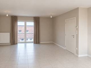 Plan uw bezoek via www.polares.eu<br /><br />Op de eerste en tweede verdieping van deze kleinschalige residentie kan u dit duplex-appartement terugvinden, gelegen op een toplocatie in het centrum van Herent. <br /><br />Binnenkomen doe je in de inkomhal, voorzien van een apart toilet. Deze brengt je naar de open leefruimte, die geniet van veel lichtinval door de verschillende raampartijen. Aansluitend kan je de volledig geïnstalleerde keuken terugvinden. Het terras is bereikbaar via de keuken en leefruimte en kijkt uit op een rustige binnentuin, waardoor je hier volop privacy en licht ervaart.<br /><br />Op de tweede verdieping biedt dit appartement twee grote slaapkamers, waaronder één met een praktische dressing of bureau. Verder heb je de badkamer met toilet, dubbele wastafel en bad. <br /><br />Jouw wagen kan je makkelijk parkeren onder de bijhorende carport. Het appartement is tevens voorzien van een praktische wasplaats. <br /><br />De locatie is uitstekend: alle belangrijke voorzieningen zoals bakker, apotheek en scholen zijn op wandelafstand. Ook pendelaars profiteren van de nabijheid van het station ) en de uitstekende verbindingen naar Leuven, Mechelen en Brussel via de E314 en Mechelsesteenweg.<br /><br />Dit instapklare duplexappartement combineert ruimte, licht en een topligging — de ideale woonplek in Herent voor wie van comfort én bereikbaarheid houdt.