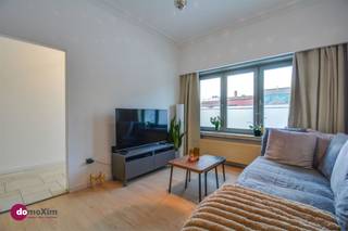 <p><span>Maison mitoyenne lumineuse, prête à être emménagée et très bien située à Malines</span></p><p><span> </span></p><p><span>Cette charmante maison mitoyenne allie confort, lumière et aménagement bien pensé dans un emplacement de choix. Située à seulement 5 minutes à vélo du centre-ville, avec une école de l'autre côté de la rue, des magasins accessibles à pied et un accès facile à l'autoroute, c'est une maison idéale pour les familles et les navetteurs. </span></p><p><span> </span></p><p><span>Le rez-de-chaussée a été entièrement rénové en 2025 et rayonne d'un confort de vie contemporain. Le hall d'entrée mène à l'agréable salon, suivi de la cuisine entièrement équipée avec des appareils de haute qualité, y compris un four à vapeur. Dans l'extension, deux grandes lucarnes apportent beaucoup de lumière naturelle à l'ensemble du rez-de-chaussée. Depuis la cuisine, on accède à une cave sèche. Les toilettes séparées et la salle de bains confortable avec douche et baignoire sont adjacentes. La cuisine donne accès à une pièce ouverte et multifonctionnelle avec des placards intégrés et un contact direct avec le jardin. Idéale comme coin bureau, salle de loisirs ou espace de vie supplémentaire. </span></p><p><span> </span></p><p><span>L'étage supérieur a été entièrement rafraîchi et rénové et comprend trois chambres spacieuses avec des meubles sur mesure intelligemment intégrés qui utilisent de manière optimale l'espace disponible. Enfin, il y a un grenier de rangement pratique pour un espace de stockage supplémentaire.</span></p><p><span> </span></p><p><span>À l'avant, la propriété dispose d'un espace de stationnement privé avec de la végétation verte. À l'arrière, vous bénéficiez d'un jardin de ville bien entretenu avec une terrasse et un local de rangement pratique. Un endroit agréable pour se détendre en toute tranquillité. Un auvent pratique peut également être installé sur la terrasse.</span></p><p><span> </span></p><p><span>L'extension récente n'est pas autorisée et aucun permis d'urbanisme ne peut être délivré. </span></p><p><span> </span></p><p><span>Intéressé par une visite? N'hésitez pas à nous contacter!</span></p><p><span> </span></p><p><span>015 20 36 00 - <span>info@domoxim.be</span></span></p><p><span> </span></p><p><span>domoXim. Là où les rêves deviennent réalité!</span></p><p><span> </span></p><p><span>Vous vous interrogez sur la valeur de </span><span>votre</span><span> maison? Nous vous conseillons volontiers.</span></p>