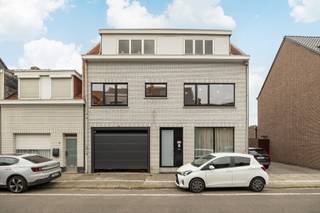 Gelegen in de Korte Kopstraat bevindt zich dit kantoorgebouw met werkplaats / atelier met vele mogelijkheden!<br /><br />Glvl (528m²): <br />Inkom / toonzaal 23m² met toegang tot de werkplaats en trap naar de verdieping met de kantoren..<br />Werkplaats / atelier 505m² op betonvloer, verwarming via CV op gas (warme lucht), toilet, elektrische sectionale poort 2013 (inrijhoogte 2,61m),<br />Het volledige perceel (528m²) werd bebouwd.<br /><br />1ste verd. (150m²):<br />Verdieping op betonvloer verdeeld in meerdere lokalen / burelen op tegelvloer (20m², 18m², 30m², 23m²), bergplaats, keuken met lavabo en vaatwasser, draaitrap naar de dakverdieping.<br /><br />Dakverdieping (90m²):<br />Verdieping op betonvloer verdeeld in 2 lokalen (20m², 24m²), hal, bergplaats, keuken, badkamer en apart toilet.<br />Niet geïsoleerde zolder<br /><br />Extra:<br />- 380 V<br />- hoogte werkplaats: 3,68m<br />- Milieuvergunning KLASSE III onbeperkt<br />- Alu ramen met HR beglazing 2018 ( glvl + 1ste )<br />- Geïsoleerd plat dak op werkplaats 8cm PIR<br />- CV op gas 2020<br />- Elektriciteit conform<br /><br />Dit gebouw heeft een totale bruto bewoonbare opp. van 768m² en beschikt over vele mogelijkheden ( woonst met werkplaats, werkplaats met kantoren, atelier met woonst, parkeerplaatsen, loft, ... ) <br /><br />Sted. uittreksel in aanvraag.