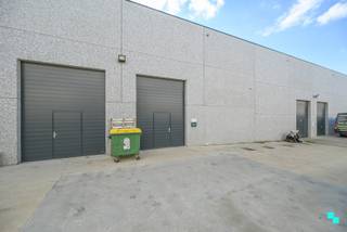 Dit magazijn van 180 m² met automatische sectionaalpoort en loopdeur is goed gelegen nabij het centrum van Waregem en geniet van een...