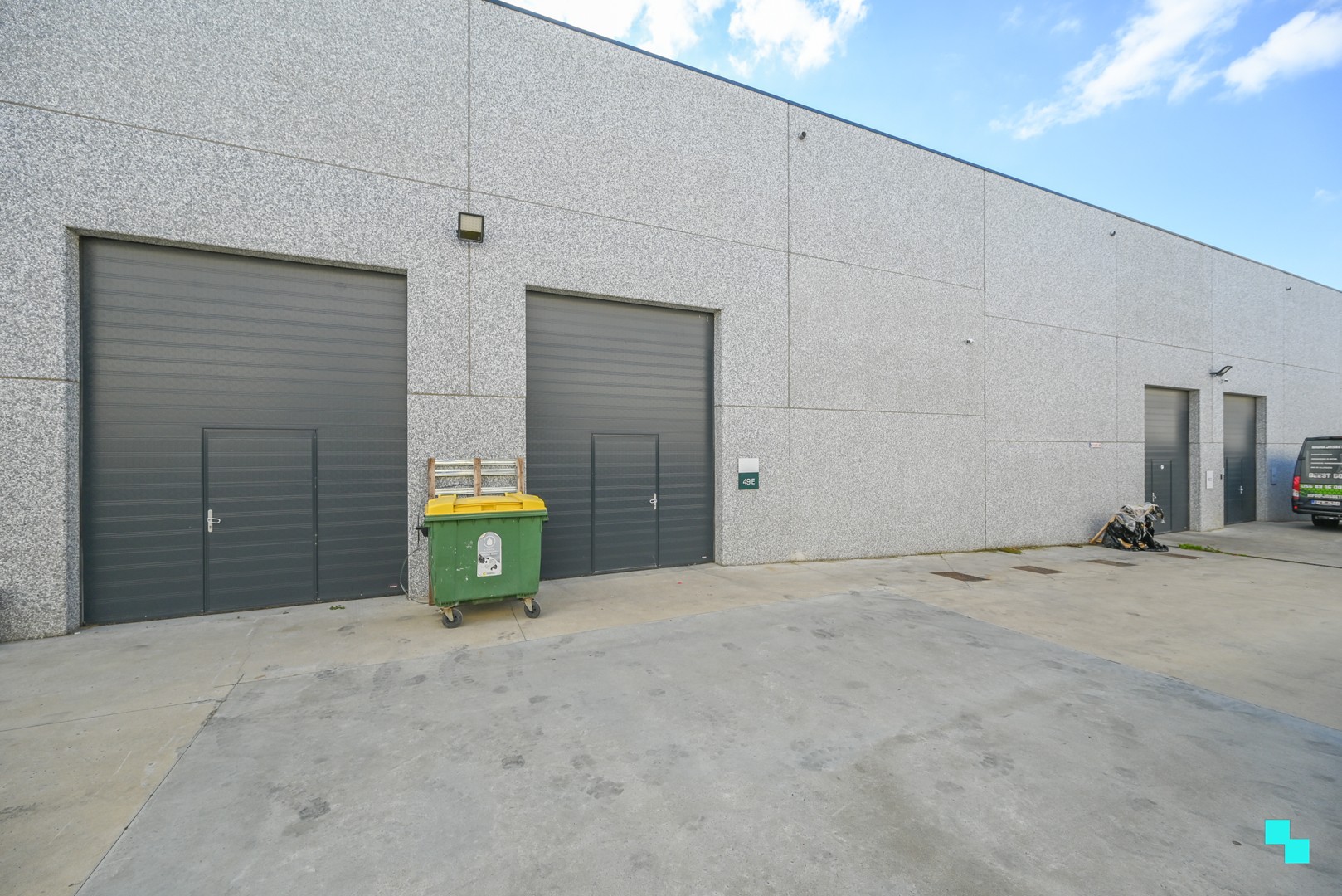 Magazijn met automatische sectionaalpoort in Waregem - foto 1