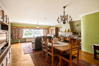 <p><strong>Ruime woning met potentieel in de dorpskern</strong></p>
<p>In het hart van de dorpskern bevindt zich deze ruime woning met inpandige garage. De woning werd steeds bewoond en met zorg onderhouden, maar vraagt vandaag om een opfrissing en hedendaagse toets.</p>
<p>Ben je op zoek naar een thuis die je stap voor stap naar je eigen smaak kan moderniseren? Dan biedt deze woning een mooie kans. Met wat liefde en visie maak je hier opnieuw een warme, eigentijdse plek van.</p>
<p>Een ideale opportuniteit voor wie ruimte en ligging belangrijk vindt en zin heeft om er zijn of haar eigen verhaal te schrijven.<br /><br />Neem contact op met domestic makelaars voormeer informatie en bezichtiging: 014 610386</p>
<p><b> </b></p>
<p></p>