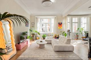 <p>Op de eerste verdieping van een uitstekend onderhouden gebouw bevindt zich dit ruime, lichtrijke en instapklare appartement van ca. 180 m², op wandelafstand van het Stadspark en het centrum van Antwerpen. Dankzij de uitzonderlijke gevelbreedte van ca. 12 meter geniet het appartement van veel natuurlijke lichtinval en een aangenaam gevoel van ruimte.<br /><br />Bij het betreden van het appartement valt meteen het ruimtelijke gevoel op, versterkt door de prachtige authentieke elementen en de zeer hoge plafonds die het geheel een bijzonder karakter geven.<br /><br />Via de inkomhal bereikt u de leefruimte. De ruime woonkamer vormt samen met de eetruimte een aangename leefomgeving. Aansluitend bevindt zich een aparte, ruime bureauruimte aan de straatzijde, die eveneens als slaapkamer kan dienen. De leefruimte geeft rechtstreeks uit op het terras van ca. 8 m².<br /><br />De keuken sluit praktisch aan op de leefruimte. Verder beschikt het appartement over in totaal drie volwaardige slaapkamers.<br /><br />Daarnaast is er ook een apart gastentoilet en een aparte berging met aansluiting voor een wasmachine en droogkast.<br /><br />Met zijn royale oppervlakte, authentieke charme en brede gevel is dit appartement ideaal voor wie op zoek is naar een ruim stadsappartement met karakter.<br /><br />Bijzonderheden<br />Elektriciteit conform<br />Asbestveilig attest<br />EPC B<br />Vernieuwde lift<br />Kelderberging<br />AK: ca. €250/maand</p>