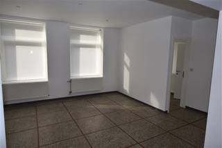 Century21 ImmoNero stelt voor een ruime, volledig gerenoveerde woning (2015) met 4 slaapkamers en tuin in de nabijheid van openbaar vervoer. De woning bestaat uit: GV: inkom+wc, traphal, leefruimte met volledig ingerichte keuken van 50m², wasplaats 7m². Afzonderlijke garage 1 wagen. Verdiep: 4 ruime slaapkamers (18m², 16m², 17m², 18m²) en 2 badkamers, telkens met bad en douche. 3 wc's, zolder en kelder. CV= gas condensatie, ramen= PVC, dubbel glas.Vrij vanaf 1 September 2026VRIJ BEZOEK op WOENSDAG 19 augustus tussen 17.00 en 17.30