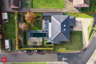 De woning omvat een inkomhal, een ruime leefruimte met gashaard, een bureauruimte, een gezellige bar, een volledig ingerichte leefkeuken,...