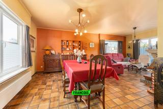 In een kindvriendelijke en rustige woonwijk te Oudenaarde treffen we deze goed onderhouden bungalow. Ondanks de rustige ligging geniet de woning een uitstekende verbinding naar centrum Oudenaarde, winkels, scholen en invalswegen. <br /><br />Door recente aanbreng van extra isolatie en een nieuwe hoogrendementsketel rust er geen renovatieverplichting op deze woning. <br /><br />De indeling is als volgt. Via de inkomhal, met gastentoilet, bereiken we de lichtrijke woonkamer. Aansluitend bevindt zich de goed uitgeruste keuken. Via de nachthal bereiken we de 3 slaapkamers en de badkamer die voorzien is van een wastafel en douche/bad. <br /><br />Verder is er nog de grote en goed georiënteerde tuin. Op eigen terrein is er voldoende plaats voor het plaatsen van uw wagen door de grote oprit en inpandige garage. <br /><br />Wenst u meer informatie of een bezoek? Neem dan snel contact op via Ruben: 0479/60.36.94.<br /><br />