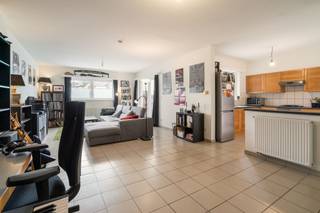 Het appartement bevindt zich in de Jozef Vervaenestraat te Ledeberg en geniet van een uitstekende bereikbaarheid dankzij de nabijheid van belangrijke invalswegen en openbaar vervoer. In de directe omgeving zijn er tal van winkels, supermarkten en scholen, wat bijdraagt aan een aangenaam en praktisch dagelijks leven. Bovendien is het levendige centrum van Gent vlot te bereiken.<br /><br />Dit ruim appartement bevindt zich op het gelijkvloers van deze kleinschalige residentie. Bij het betreden van het appartement komt u in een verzorgde inkomhal met toilet, die uitkomt op de ruime woonkamer. Verder biedt de hal toegang tot twee volwaardige slaapkamers, een open ingerichte keuken, en een verzorgde badkamer met ligbad en lavabomeubel. Het terras kent een toegang van zowel de woonkamer als de slaapkamer. Het appartement beschikt ook over een ruime berging. Bovendien is het uitermate geschikt als investeringspand voor verhuur, met de mogelijkheid tot het bijkopen van een garagebox.<br /><br />Heeft dit instapklare en lichtrijke 2-slaapkamerappartement met terras uw interesse gewekt? Neem dan zeker contact op met Brent via het e-mailadres brent@immofrancois.be om deel te nemen aan de bezoekdag. Tot binnenkort! <br /><br />