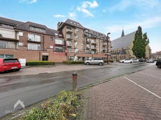 <p>Energiezuinig appartement op een boogscheut van allerlei faciliteiten bestaande uit een inkomhal met vestiaire en afzonderlijk toilet, gezellige leefruimte met eet-en zithoek en ruim terras, uitgeruste keuken met ontbijthoek, nachthal, bergplaats, 2 slaapkamers en een ingerichte badkamer (douche, ligbad en lavabo). Er is tevens de mogelijkheid om een grote garage met elektrische poort bij te kopen voor 25.000€.</p>
<p>Extra troeven:</p>
<ul>
<li>Energiezuinig</li>
<li>Voorzien van airco</li>
<li>Lift aanwezig</li>
<li>Gemeenschappelijke fietsenberging</li>
<li>Optie garage: direct naast lift</li>
<li>Op wandelafstand van scholen, winkels en openbaar vervoer</li>
<li>Vlotte verbinding naar de E403</li>
<li>Instapklaar</li>
</ul>
<p>Dit appartement is te koop ZONDER makelaar via het concept van Smart Houses! Wenst u verdere inlichtingen of bezoek? Contacteer rechtstreeks de eigenaar via +32494140318</p>